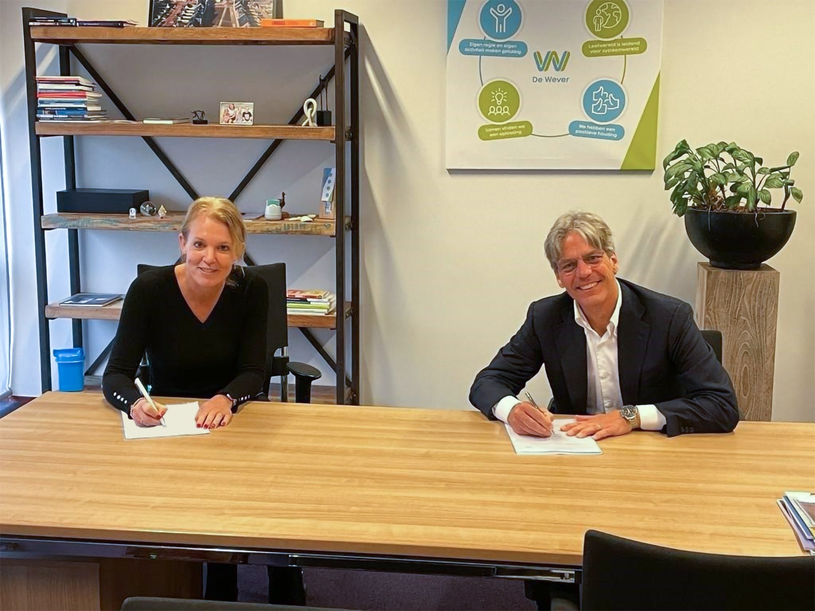 De Tussenvoorziening en RAM Infotechnology ondertekenen ICT contract